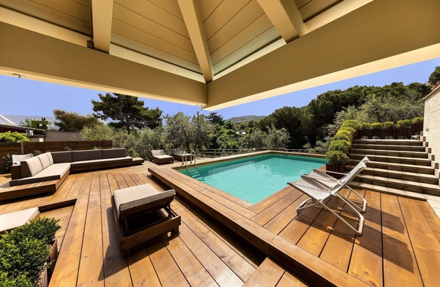 Stunning private villa with sauna, hot tub, WIFI, A/C, private pool, TV, patio, close to Sorrento