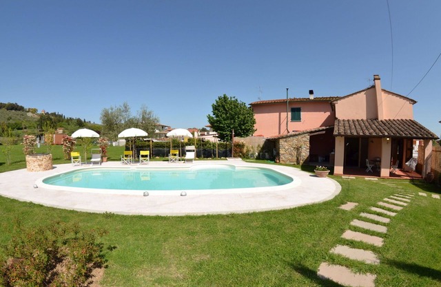 Stunning private villa with WIFI, private pool, A/C, veranda and pets allowed, close to Lucca