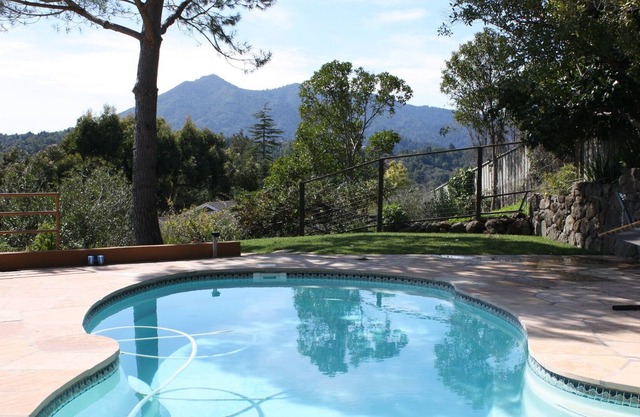 STUNNING SAN FRAN BAY/ MT TAM VIEWS, SLEEPS 6, LRG APT. w POOL, QUIET & CLEAN!!