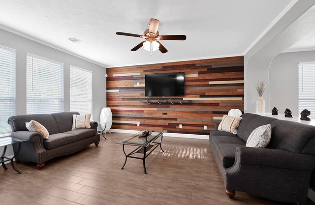 Stunning & Spacious home, 8 beds, PS4, Karaoke and lots more!