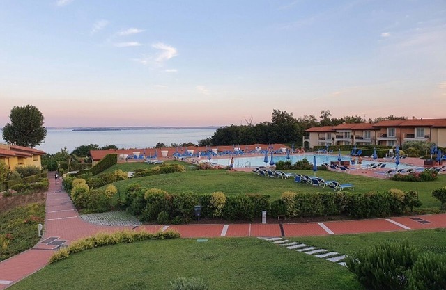 Stunning three-room lake view in a residence with three swimming pools and 36,000 m2 of greenery