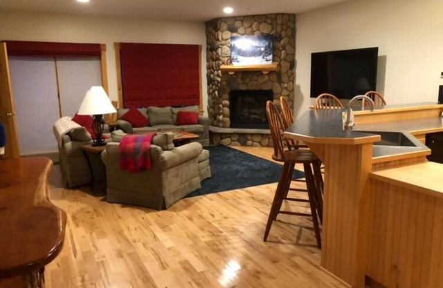 Stunning Timbers ski-in/ski-out, above the base lodge and SuperQuad