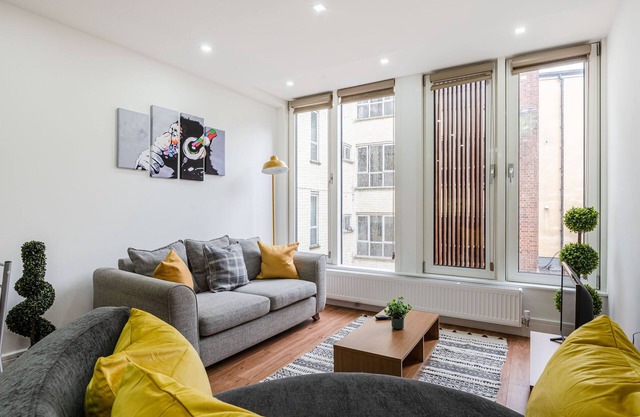 Stunning Town Centre Flat -Free Secure Parking!