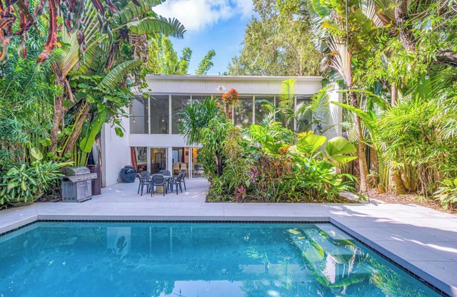 Stunning Tropical Pool House In Miami Coconut Grove - 10min Brickell