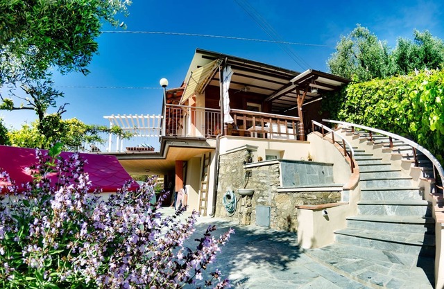 Stunning views on the hills of Camaiore till the sea and islands, private pool, WiFi