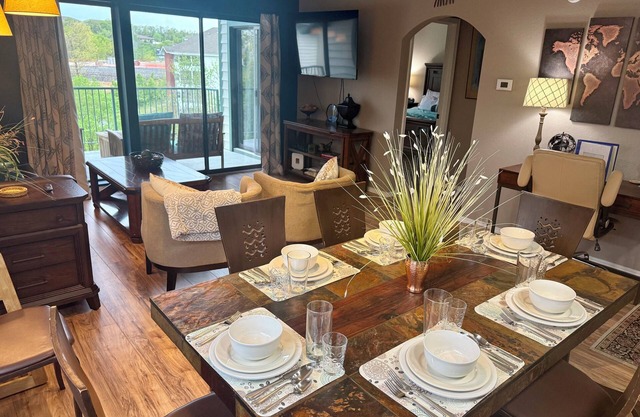Stunning View, Top Floor, 2 King Beds, Luxury!