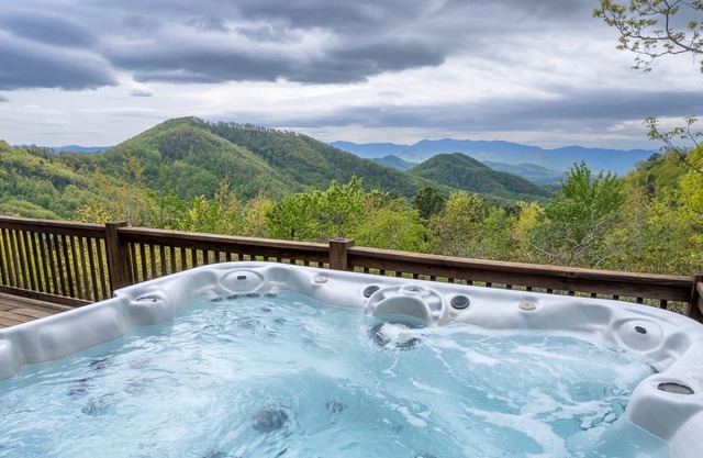 Stunning Views and Hot Tub, at Beary Cozy Cabin