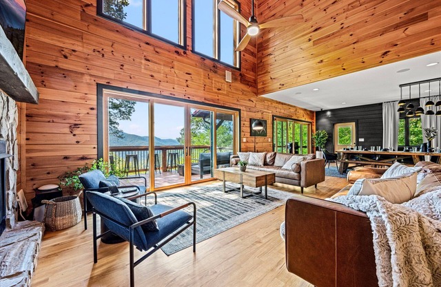Stunning Views Hot Tub Sauna Theater Game Rooms Sleep/Dine 23 Firepit
