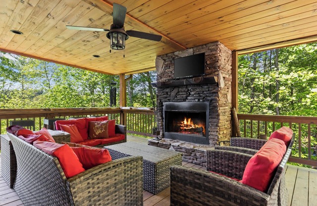 Stunning Views~Hot Tub~Games~Fireplace~DogFriendly