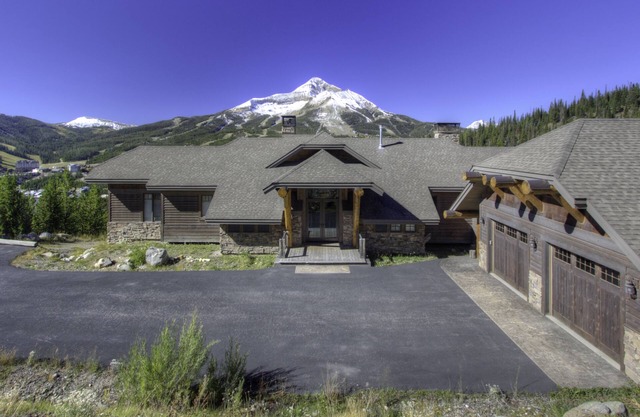 Stunning views, Luxury and Privacy in gated nature preserve