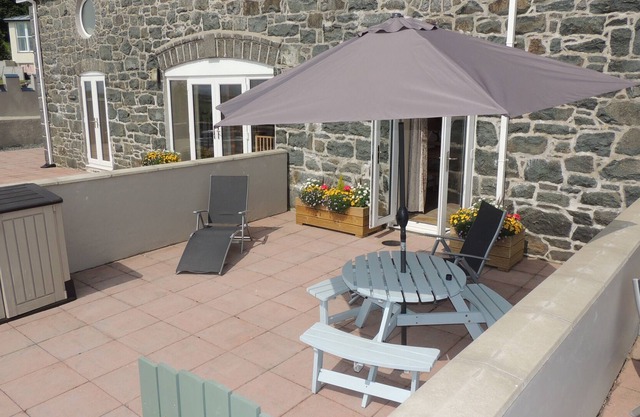 Stunning views of Cardigan Bay, quiet location, dogs welcome on a farm