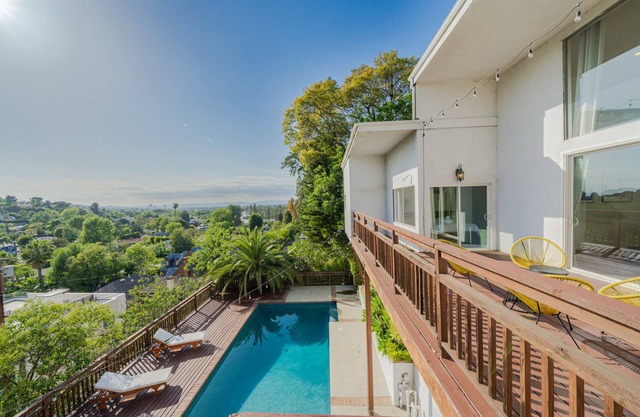 Stunning Views Retro House with Pool/Spa