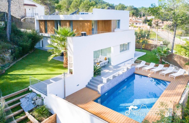 Stunning Villa Angeles with Private Pool and A/C close to Sitges
