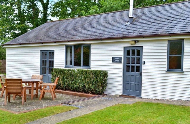 Stunning villa for 4 guests with hot tub, pool, WIFI and parking