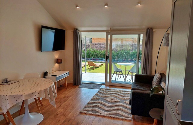 Stunning villa for 2 people with WIFI, hot tub and parking