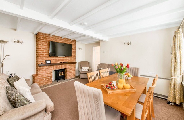 Stunning villa for 6 guests with WIFI, pool, hot tub and terrace