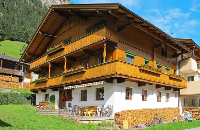 Stunning villa for 14 guests with WIFI, TV, balcony and parking