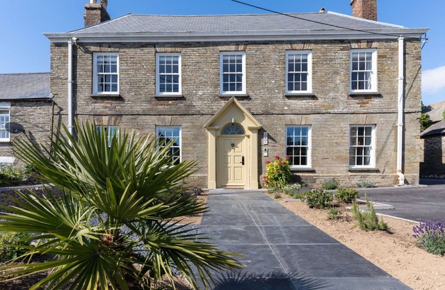 Stunning villa for 19 guests with hot tub, WIFI, TV, terrace, pets allowed and parking