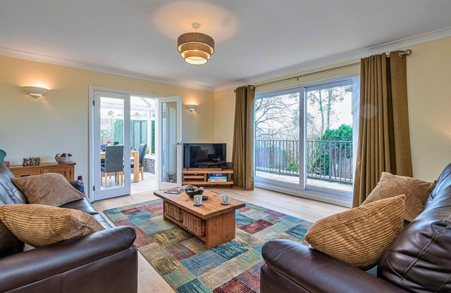 Stunning villa for 4 guests with hot tub, WIFI, terrace and parking