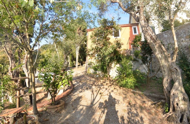 Stunning villa for 4 guests with WIFI, TV, panoramic view and parking, close to Lucca