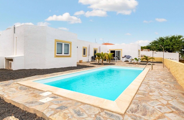 Stunning villa for 6 people with private pool, WIFI, TV and terrace