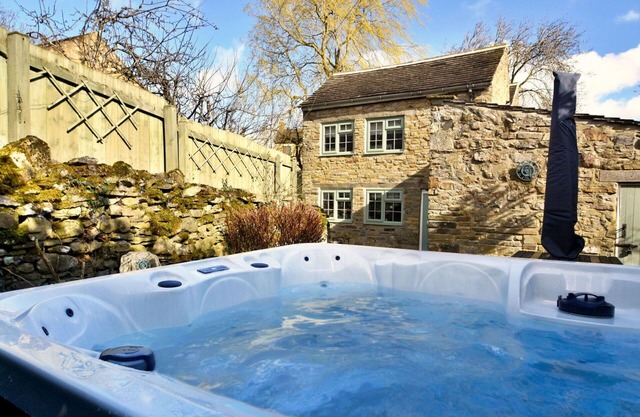 Stunning villa for 6 guests with WIFI, hot tub, terrace and pets allowed