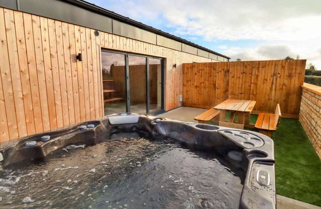 Stunning villa for 6 guests with hot tub, WIFI, pets allowed and parking