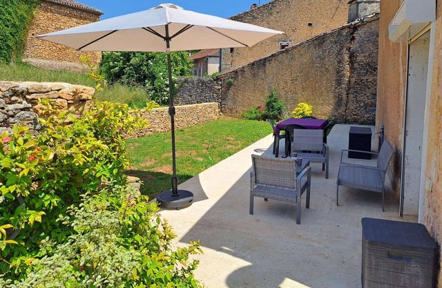 Stunning villa for 4 guests with WIFI, A/C, TV and patio