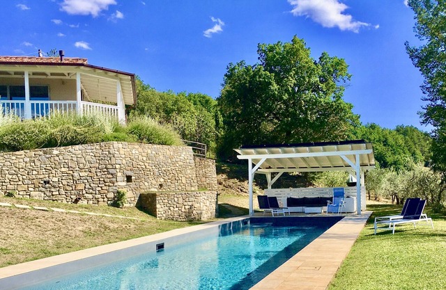 Stunning Villa on Tuscan/Umbria border; Private 18m heated pool; Glorious Views.