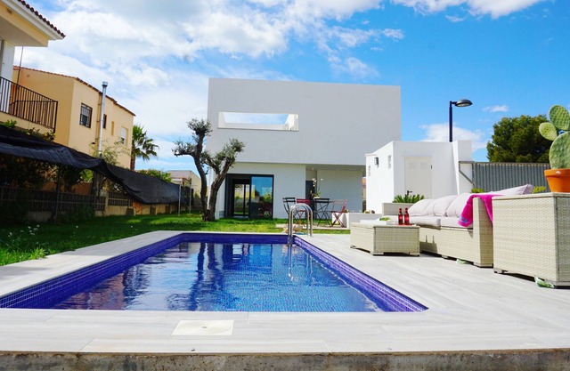 Stunning villa with private pool, solarium and only 350m from the beach
