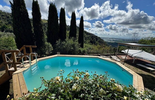 Stunning villa with WIFI, private pool, TV, terrace and panoramic view, close to Lucca