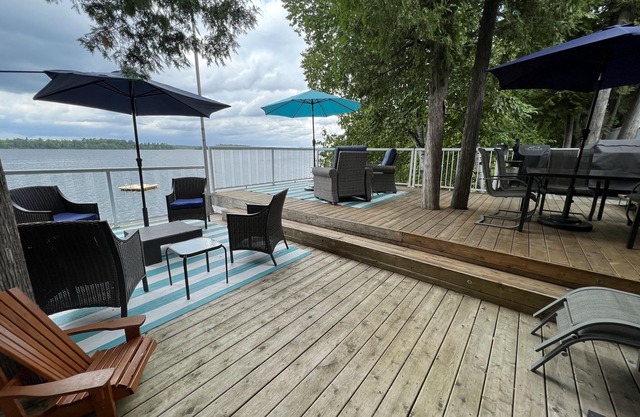 Stunning water front retreat w/hot tub - close to all amenities