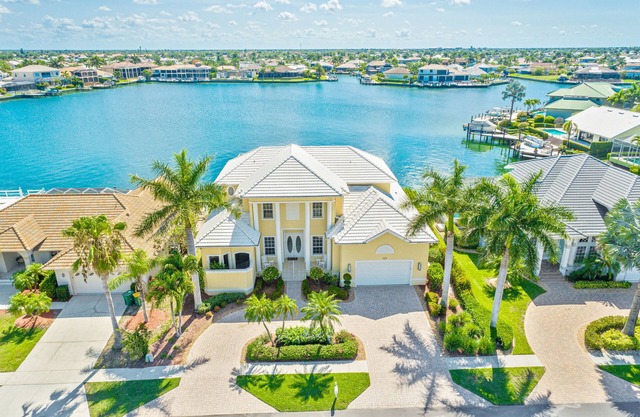 Stunning Water Views on Landmark Bay, Quick walk to the Beach