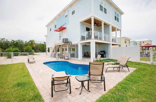 Stunning & Welcoming Pool Home on Canal