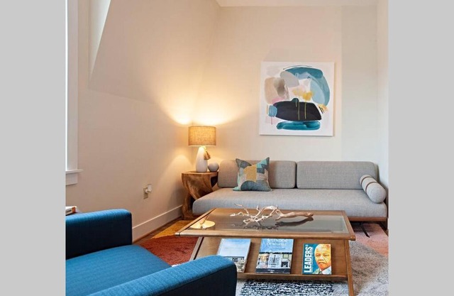 Stylish 1 Bdrm Apt w/King Bed