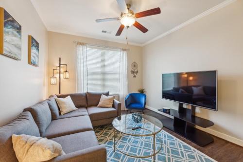 Stylish 1 BR Apartment w Movie Theater