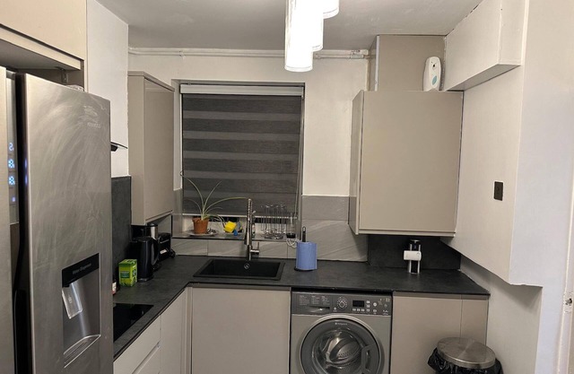 Stylish 1BR Apt w/Fireplace & High-speed Wifi