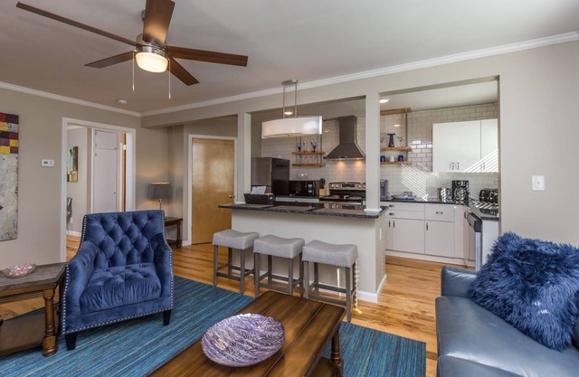 Stylish 1BR Apt w/KING Bed in Central Location