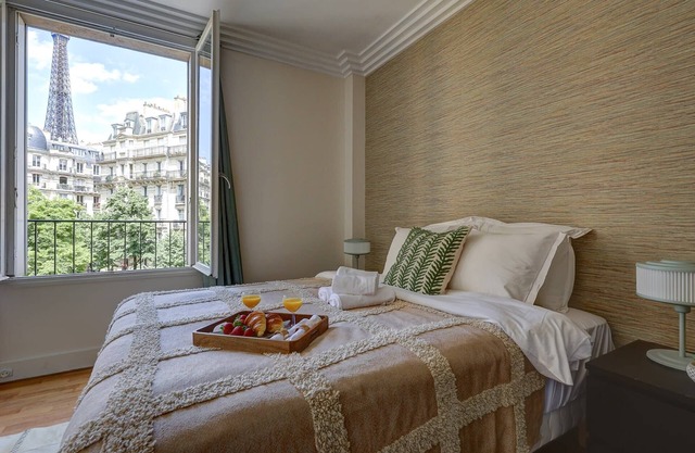 Stylish 1BR by Eiffel Tower & Champ de Mars