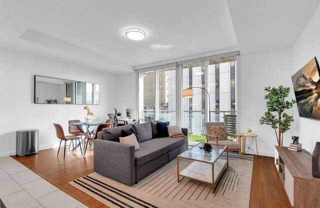 Stylish 1BR Near BOKCntr-Gym,Lounge,Balcony,Pet OK