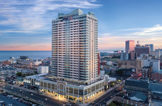 Stylish 1BR Suite w/Full Kitchen, Resort Pool & Spa - 1 Block to Boardwalk
