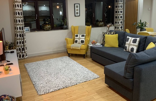 Stylish 2 Bed Apartment Sleeps upto 6