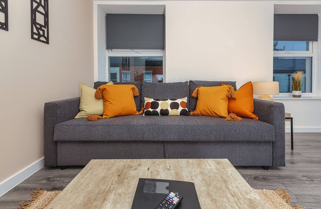 Stylish 2 Bed apartment, Central Location, Sleeps 6