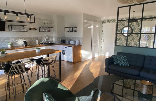 Stylish 2 bed apartment + lovely balcony, recently renovated