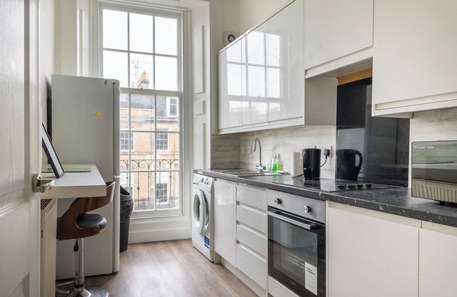 Stylish 2-Bed Flat in Edinburgh with Great Views