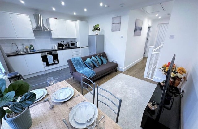 Stylish 2 BED Flat IN Heart OF Lewisham - 5 Mins From Station!