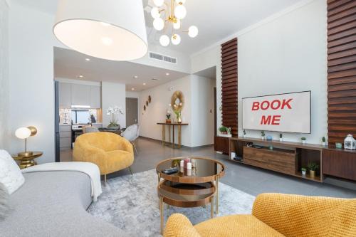 Stylish 2-Bed Oasis with Pool in Peaceful Creek Harbour