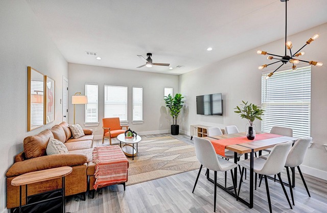 Stylish 2-Bedroom Apartment with AC, Fast WiFi, & Pool near Downtown Houston.