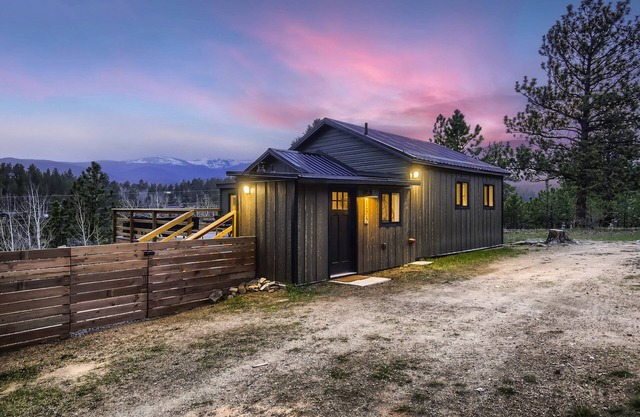 Stylish 2-bedroom Cabin with Breathtaking Mountain Views + Hot Tub