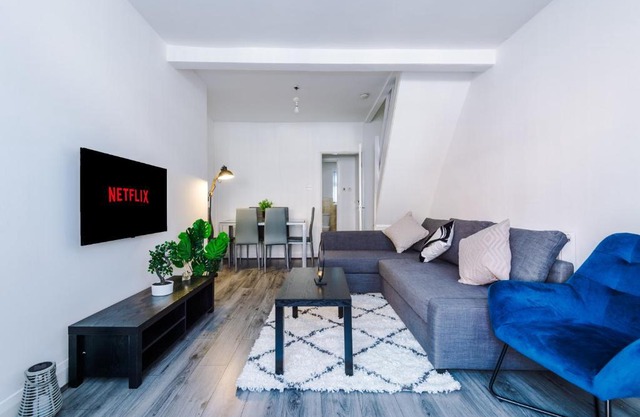 Stylish 2 Bedroom House, Entire Home, Free Parking, Wifi & Netflix